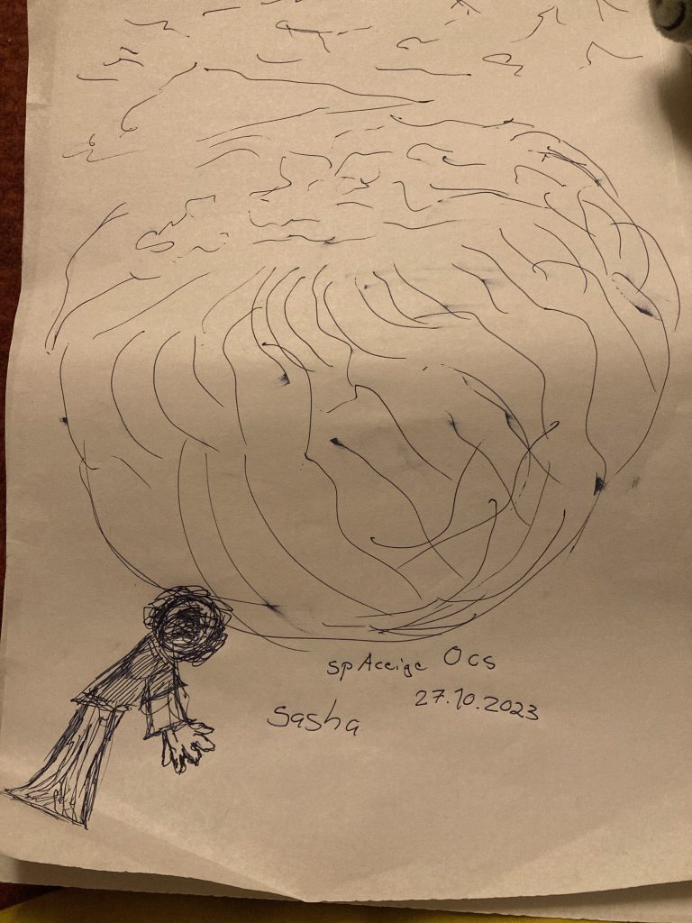 Schwarz-weiß Zeichnung mit einer Person mit baggy-Stil Kleidung und nicht-menschlichem Kopf in der linken unteren Ecke, die im All schwebt. Drüber ist ein Planet mit Meteoriten zu sehen.